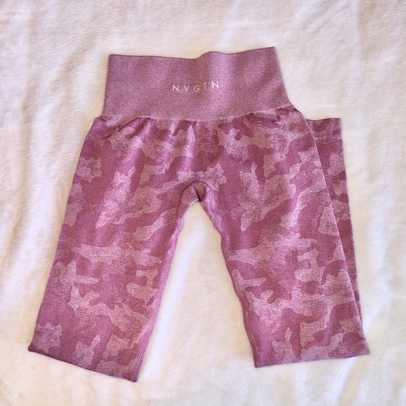 SOLD - seamless leggings (pastel pink camo) - Picture 4 of 6